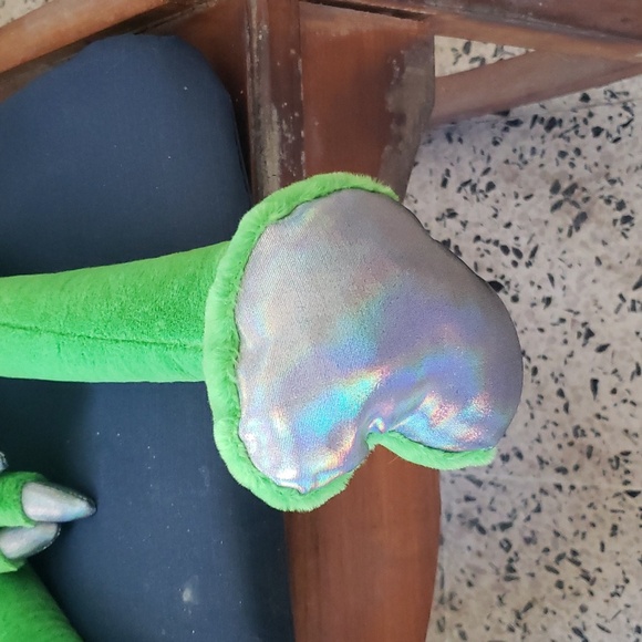 Dollskill Club Exx Green Alien Plushie - Picture 4 of 7